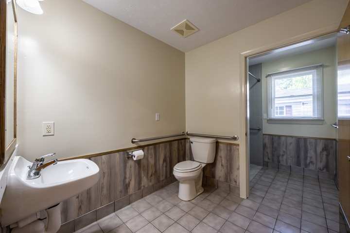 14-1328 3rd st Bath 1 Roll In