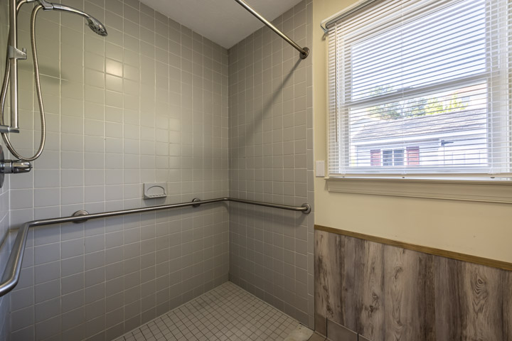 15-1328 3rd st Roll In Shower